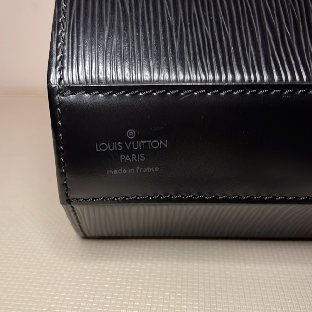 Louis Vuitton Black Epi Sac Seau - Picture 7 of 16